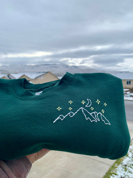 Made to Order Starry Night Mountain Range Hand Embroidery – Unisex Dark Green Fleece Sweatshirt