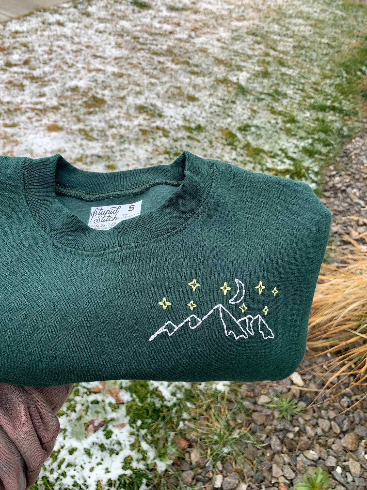 Made to Order Starry Night Mountain Range Hand Embroidery – Unisex Dark Green Fleece Sweatshirt